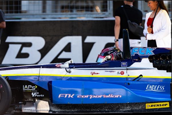 カートに乗る小野原 悠さん